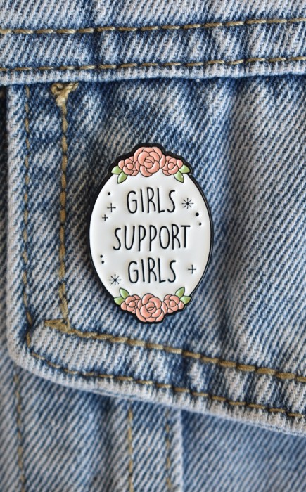 Φεμινιστική Καρφίτσα Girls Support Girls Φεμινιστική Καρφίτσα Girls Support Girls