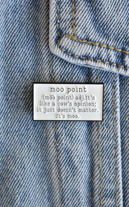 Καρφίτσα Moo Point Adj Καρφίτσα Moo Point Adj
