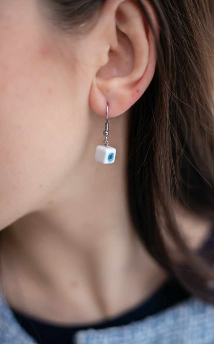 ΣΚΟΥΛΑΡΙΚΙΑ ΚΡΕΜΑΣΤΑ ΜΕ ΚΕΡΑΜΙΚΗ ΧΑΝΤΡΑ ΚΥΒΟΣ ΜΑΤΙ ΛΕΥΚΟ