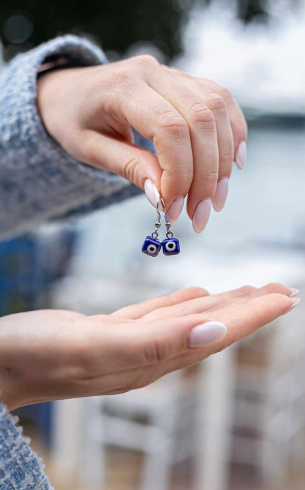 ΣΚΟΥΛΑΡΙΚΙΑ ΚΡΕΜΑΣΤΑ ΜΕ ΚΕΡΑΜΙΚΗ ΧΑΝΤΡΑ ΚΥΒΟΣ ΜΑΤΙ ΜΠΛΕ ΣΚΟΥΛΑΡΙΚΙΑ ΚΡΕΜΑΣΤΑ ΜΕ ΚΕΡΑΜΙΚΗ ΧΑΝΤΡΑ ΚΥΒΟΣ ΜΑΤΙ ΜΠΛΕ