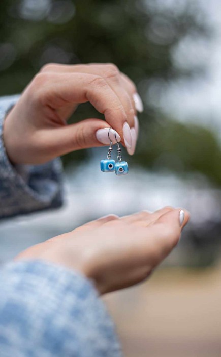 ΣΚΟΥΛΑΡΙΚΙΑ ΚΡΕΜΑΣΤΑ ΜΕ ΚΕΡΑΜΙΚΗ ΧΑΝΤΡΑ ΚΥΒΟΣ ΜΑΤΙ ΘΑΛΑΣΣΣΙ